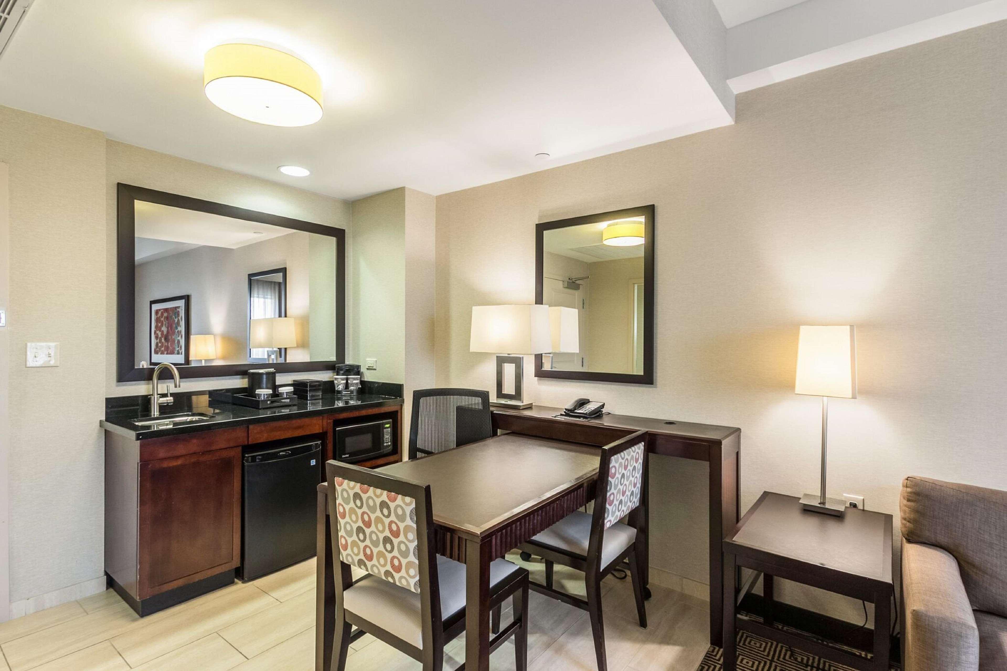 Embassy Suites By Hilton Newark Airport Elizabeth Luaran gambar