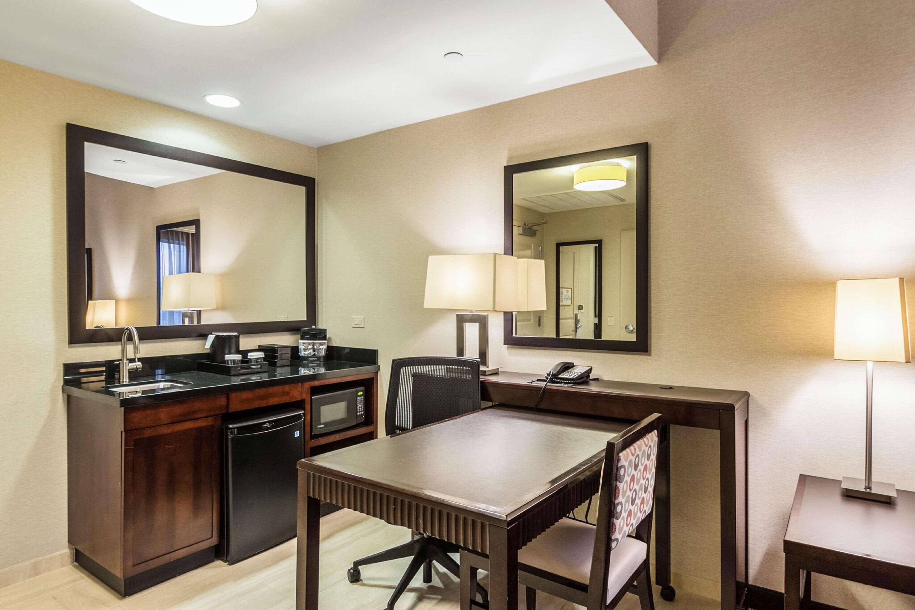 Embassy Suites By Hilton Newark Airport Elizabeth Luaran gambar