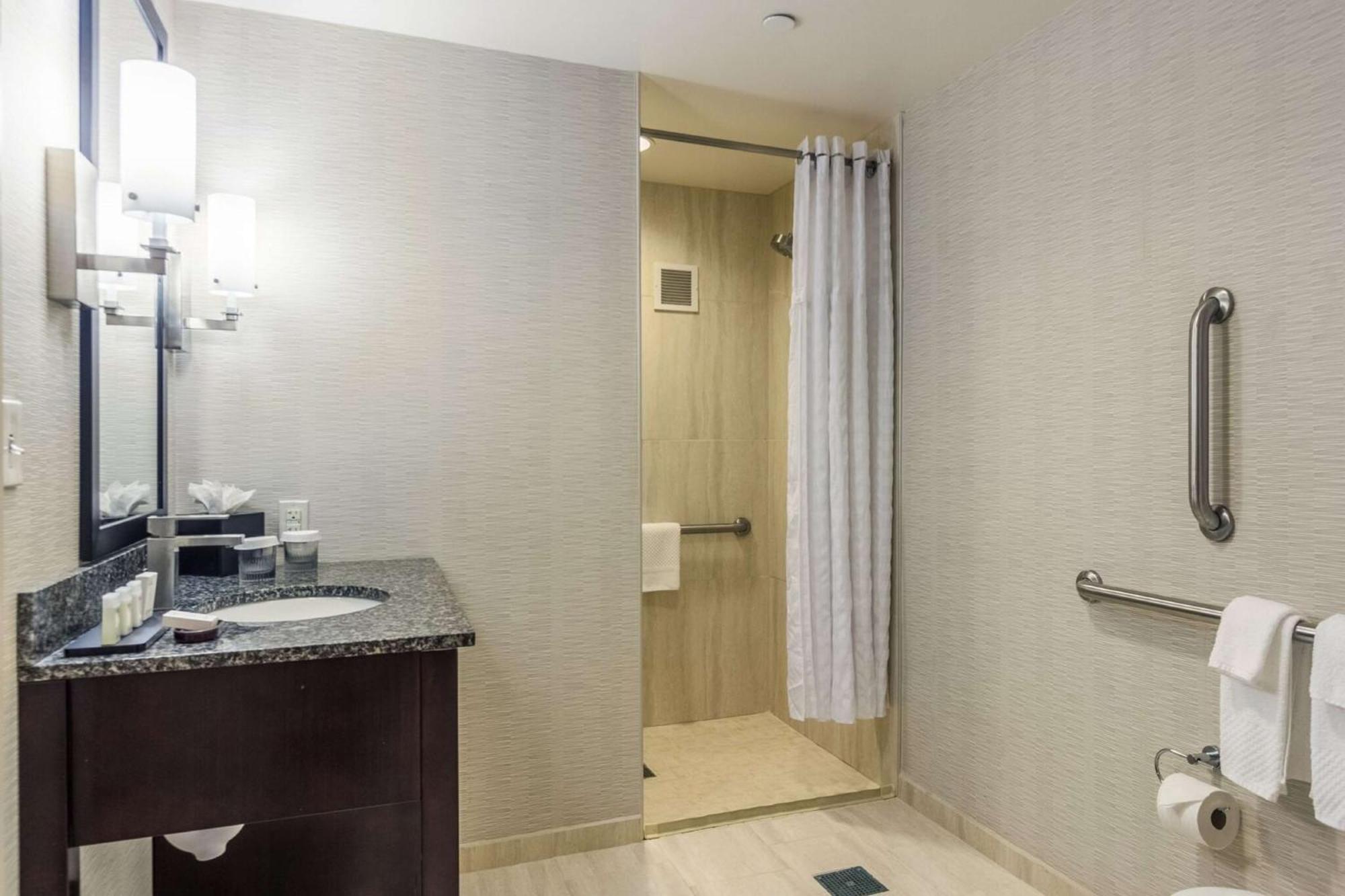 Embassy Suites By Hilton Newark Airport Elizabeth Luaran gambar